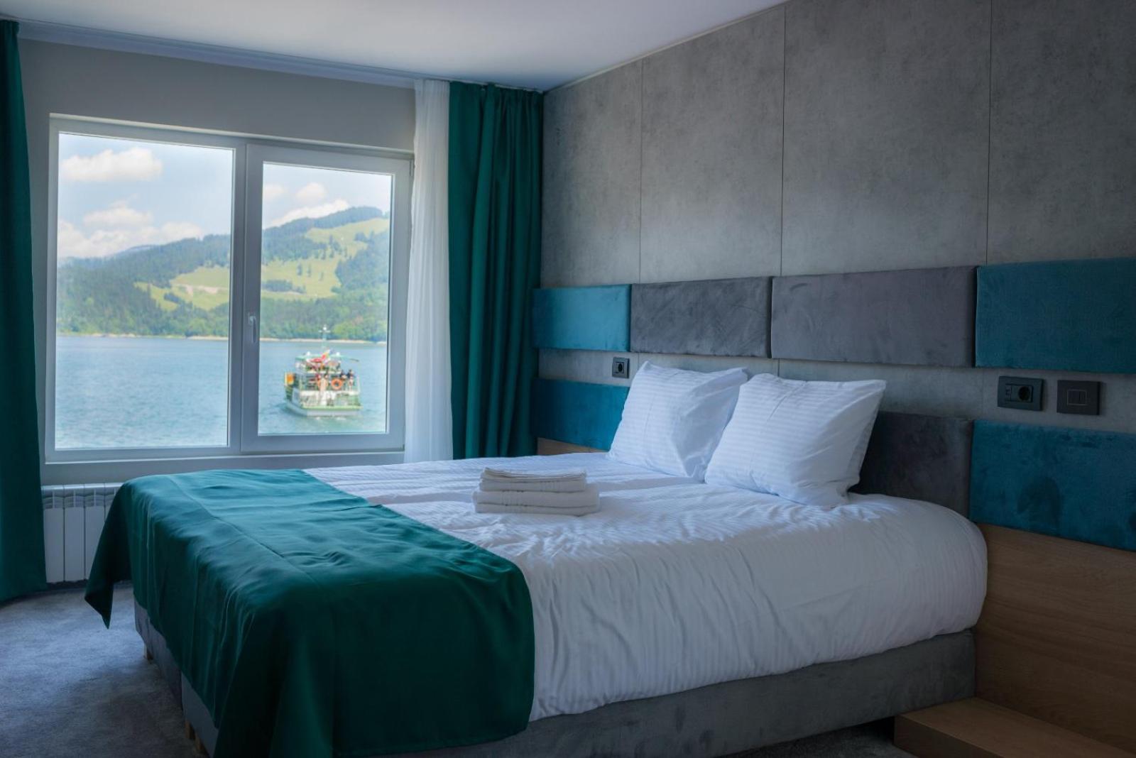 Plutitor Lebada Hotel Bicaz